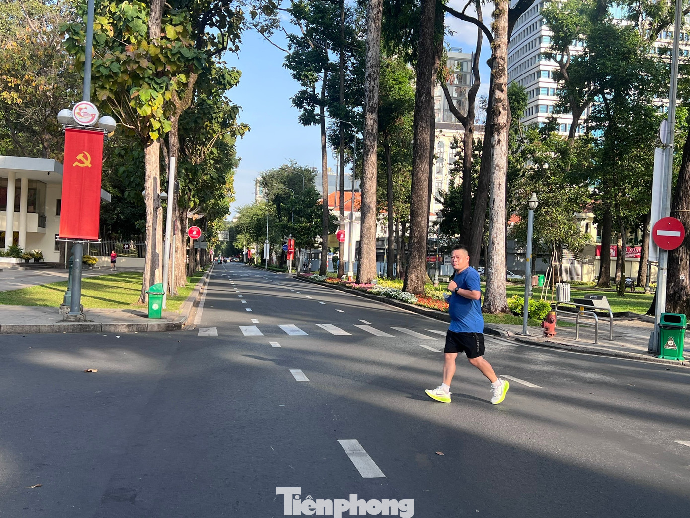Tập thể dục, tận hưởng không khí trong lành vào sáng sớm Mùng 1 Tết. tp-duong-pho-uyen-phuong-7.jpg