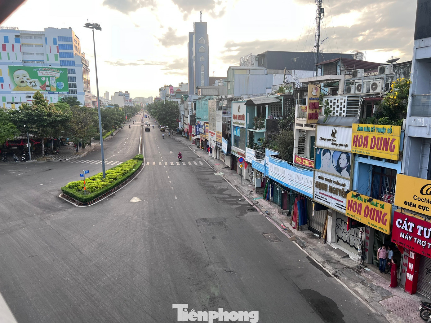 Đường Lý Thái Tổ, nơi có bệnh viện Nhi Đồng 1, ngày thường lúc nào cũng tấp nập. Nhưng sáng nay chỉ có một ít xe cộ thong thả lướt qua tp-duong-pho-uyen-phuong-15.jpg