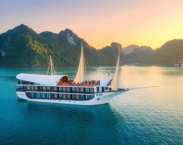 Sáng mùng 1 Tết, 2 siêu du thuyền chở gần 2.400 khách nước ngoài 'xông đất' Quảng Ninh