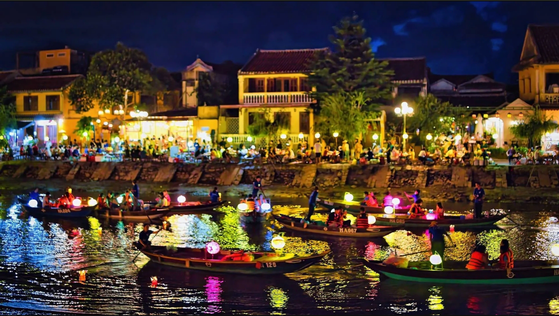 Đêm iao thừa, khu phố bên sông Hoài nổi bật với đèn lồng, hoa đăng, pháo hoa tầm thấp, múa lân - rồng, hát Bài Chòi và lễ rước Sắc Bùa đầu năm