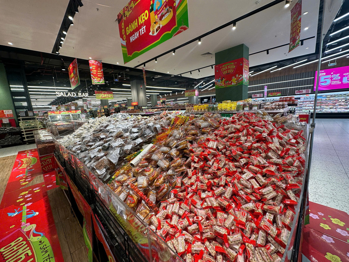 Sau Tết, quầy bánh kẹo vắng khách. 33.jpg