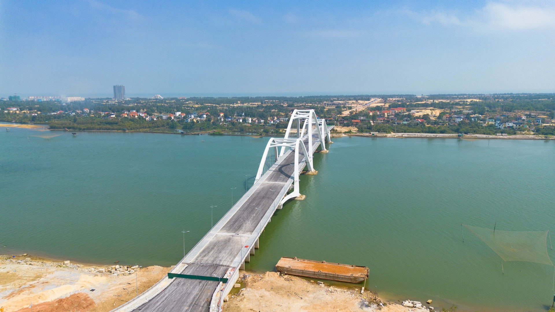 Sắp thông xe cây cầu vòm thép 1.300 tỷ của miền - Ảnh 1. Sắp thông xe cây cầu vòm thép 1.300 tỷ của miền - Ảnh 1.