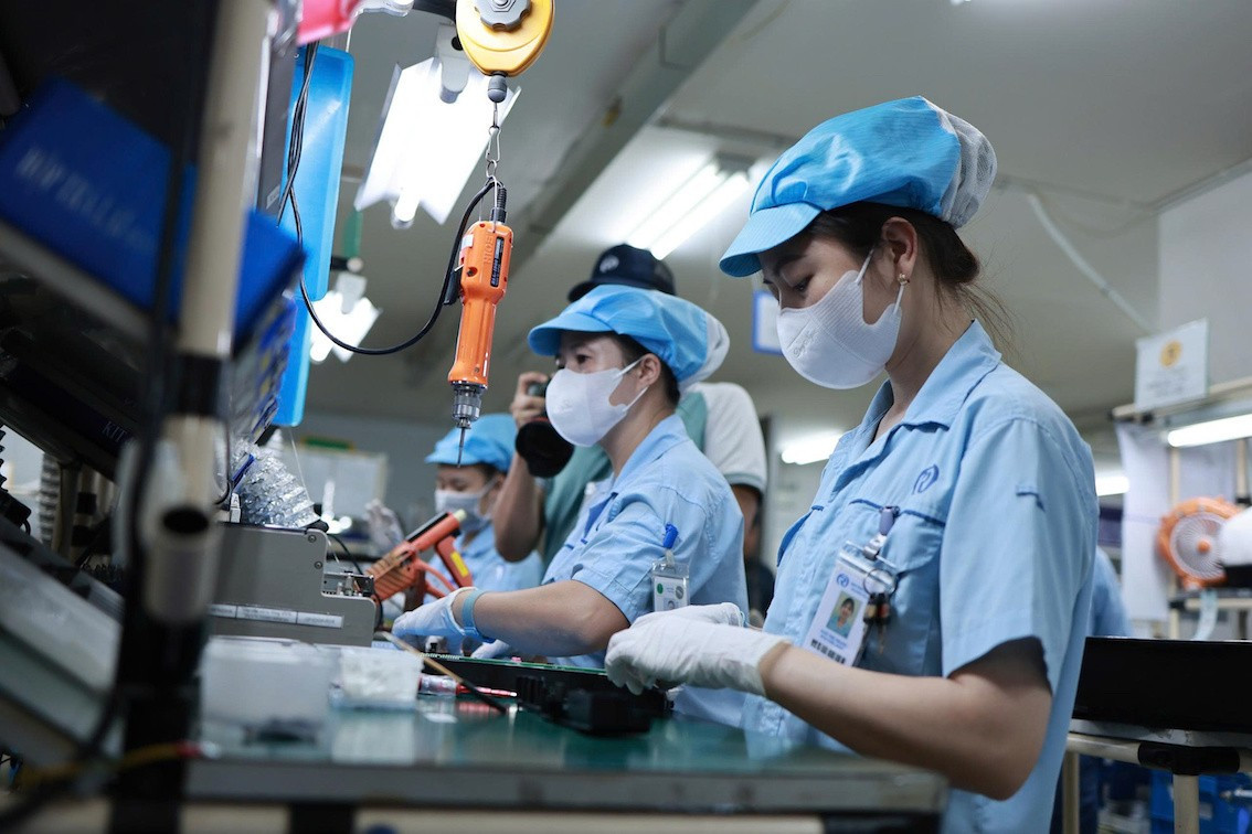 Các sản phẩm linh kiện điện tử, máy vi tính ngày càng chiếm tỷ trọng lớn trong cơ cấu xuất khẩu của Việt Nam. xuat-khau-2.jpg