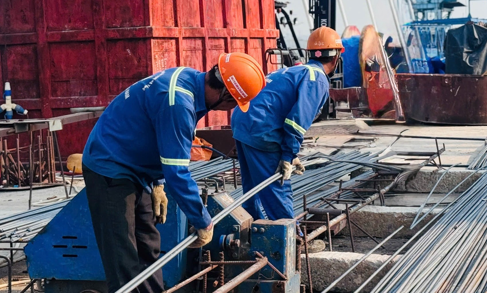 Hơn 100 người thi công xuyên Tết cầu dây văng tĩnh không cao nhất Việt Nam, sẵn sàng hợp long sau 3 tháng nữa- Ảnh 1. Hơn 100 người thi công xuyên Tết cầu dây văng tĩnh không cao nhất Việt Nam, sẵn sàng hợp long sau 3 tháng nữa- Ảnh 1.