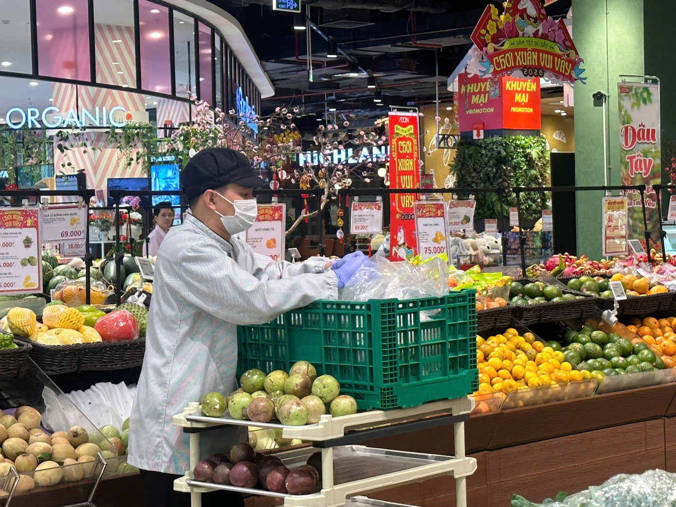 Hàng hoá liên tục được nhân viên siêu thị chuẩn bị, kiểm đếm và sắp xếp lên kệ. 961273166022063101.jpg