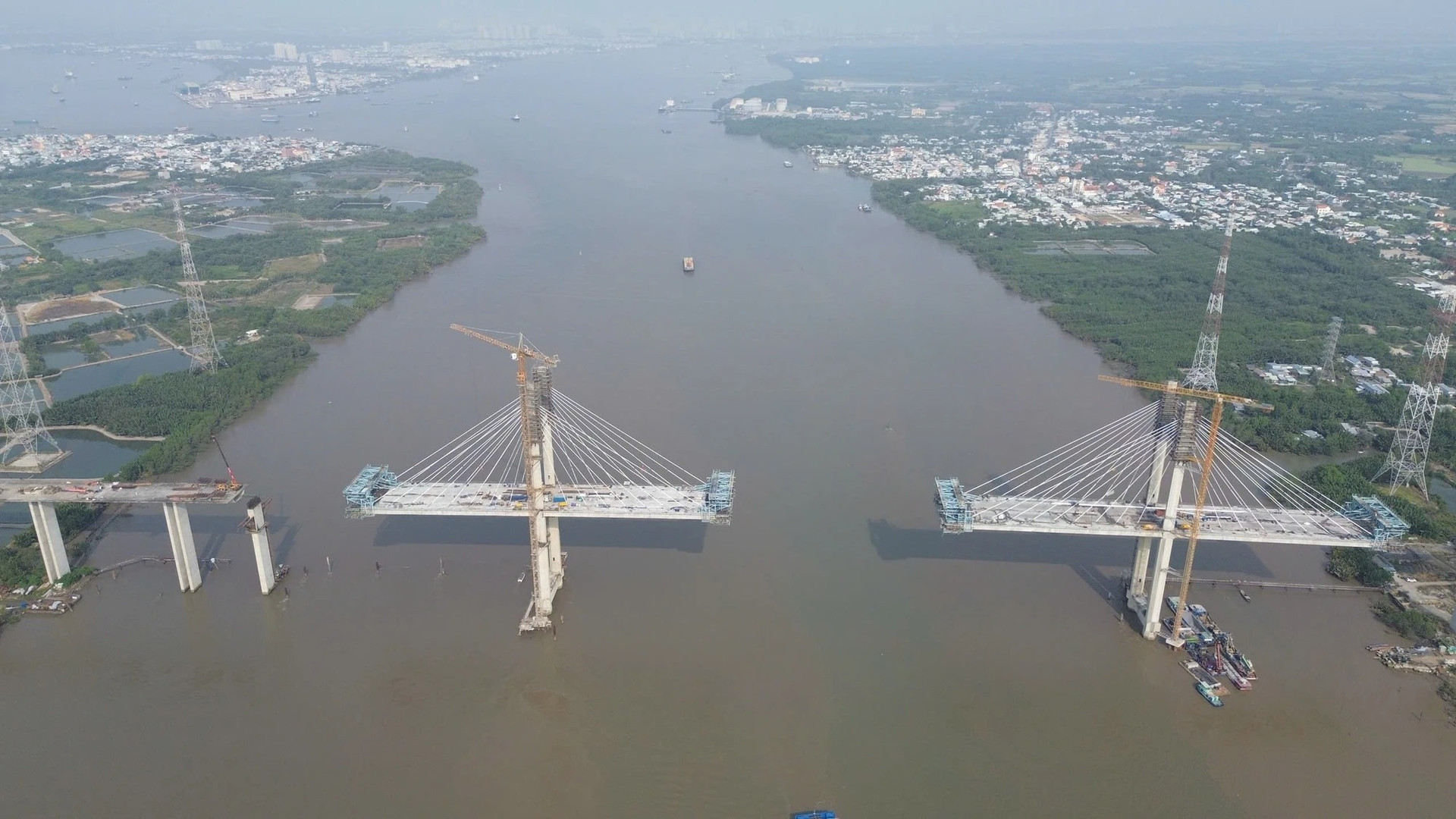 Hơn 100 người thi công xuyên Tết cầu dây văng tĩnh không cao nhất Việt Nam, sẵn sàng hợp long sau 3 tháng nữa- Ảnh 2. Hơn 100 người thi công xuyên Tết cầu dây văng tĩnh không cao nhất Việt Nam, sẵn sàng hợp long sau 3 tháng nữa- Ảnh 2.