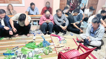 Mùng 1 Tết, cảnh sát đột kích nhà ông D., bắt giữ 26 đối tượng, tịch thu hơn 500 triệu tiền mặt, 19 điện thoại di động, 25 xe mô tô