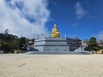 Ngôi chùa sở hữu tượng Phật Thích Ca dát vàng, nằm trên đỉnh núi hơn 1.500m được ví như 'Đà Lạt của phố biển'