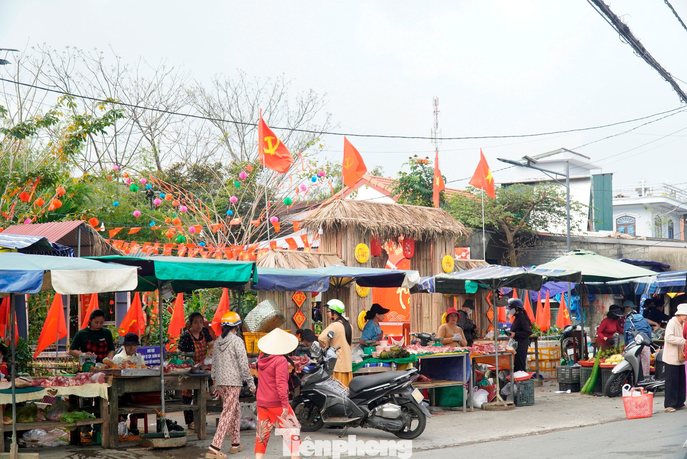 Những ngày Tết đến, Xuân về vốn đã vui, phiên chợ Gia Lạc họp từ mùng 1 đến mùng 3 Tết Nguyên đán càng làm cho không khí khai niên ở vùng ven đô Huế thêm rộn ràng, vui tươi hơn. Năm nay, phiên chợ do UBND phường Mỹ Thượng tổ chức. tp-3-cho-tet-gia-lac.jpg