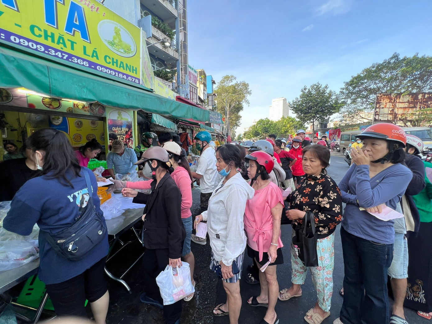 Nhiều khách hàng lâu năm cũng chọn cách đặt sớm để tránh chen chúc. Tuy nhiên, do lượng đặt trước cũng rất đông nên khách cũng phải xếp hàng. z7545574473501-11afe24276192f917ca55db895542ed3.jpg