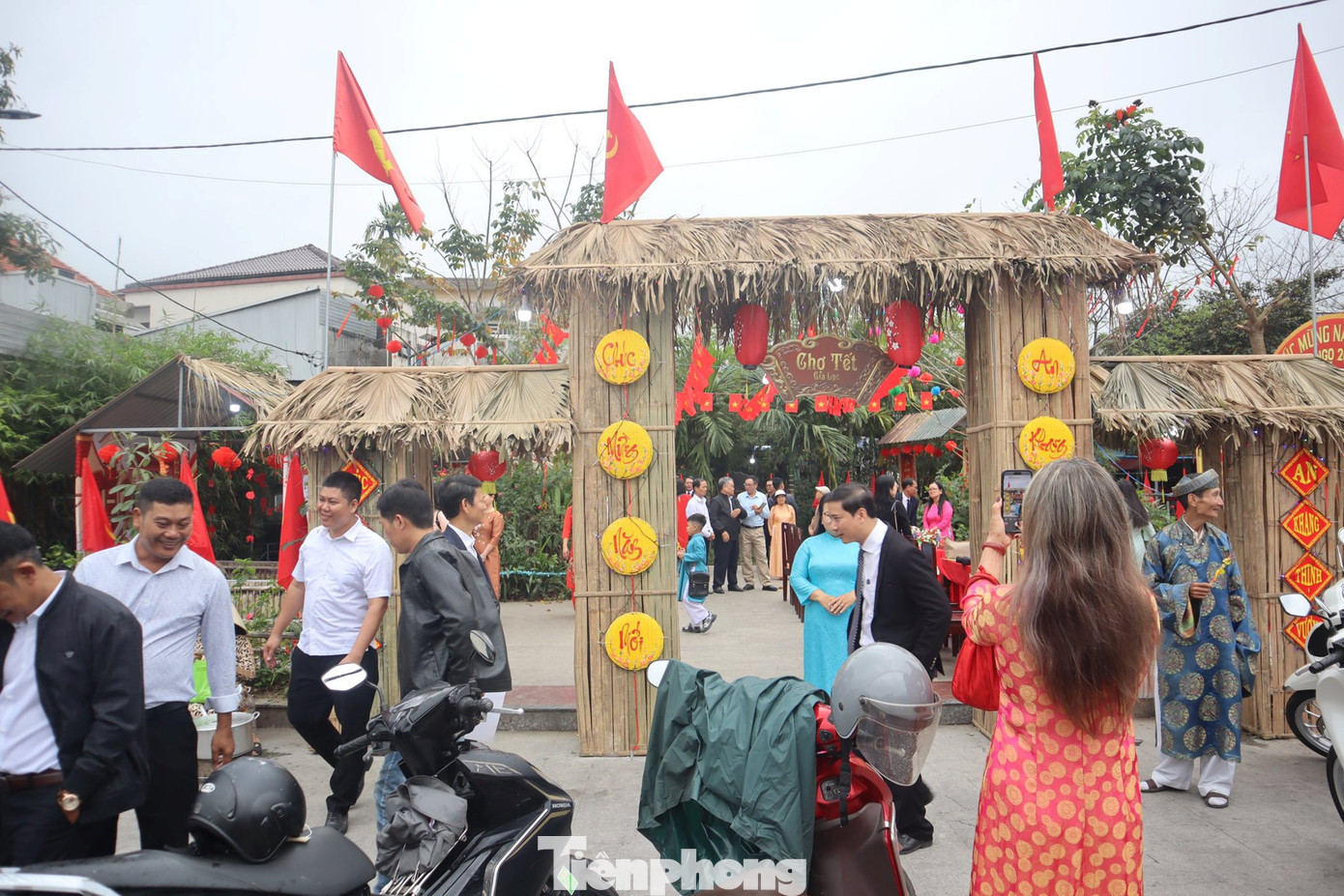 Tên gọi chợ Tết Gia Lạc vốn mang nghĩa “thêm niềm vui” - một lời chúc và cũng là mong ước của tiền nhân đã dựng lập nên phiên chợ này từ 200 năm trước tại vùng đất cách trung tâm TP. Huế khoảng 3 km về phía Vĩ Dạ, bên dòng sông Hương hiền hòa. Chợ Tết Gia Lạc nay thuộc phường Mỹ Thượng. tp-1-cho-tet-gia-lac-2.jpg