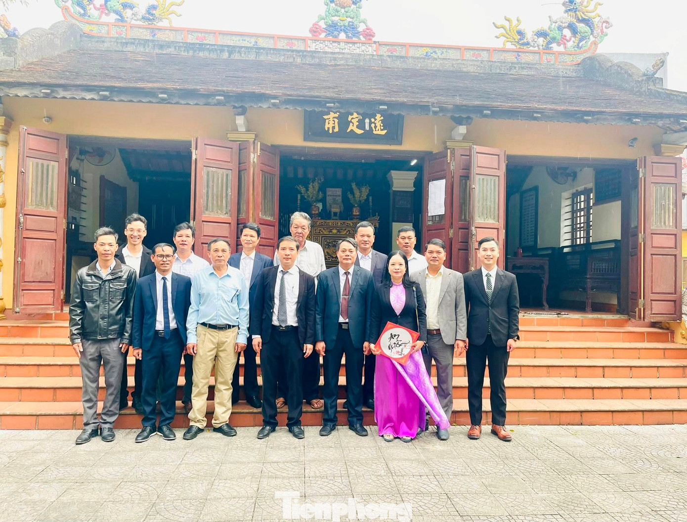 Theo sử liệu, Định Viễn Quận Vương Nguyễn Phúc Bính, hoàng tử - con trai thứ 6 của vua Gia Long, là người khởi xướng việc tổ chức chợ Tết Gia Lạc vào dịp Tết Nguyên đán dưới triều vua Minh Mạng (1820 - 1840). Ý tưởng này xuất phát từ mong muốn tạo nên một không gian vui chơi và giao lưu trong dịp xuân cho hoàng thân, quan lại và dần rộng mở đến cả tầng lớp dân chúng (trong ảnh, lãnh đạo UBND phường Mỹ Thượng đi thăm, chụp hình lưu niệm tại phủ Định Viễn Quận Vương trong ngày đầu tổ chức phiên chợ Gia Lạc nhân Tết Bính Ngọ 2026). tp-2-cho-tet-gia-lac.jpg