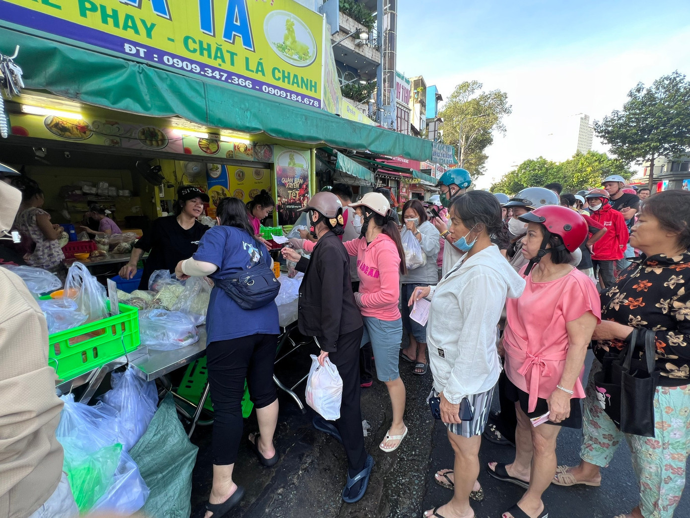 Ngày 19/2 (mùng 3 Tết), tại quán gà luộc trên đường Trần Phú (phường Chợ Quán, TPHCM), cả trăm người xếp hàng chờ mua gà cúng tiễn ông bà. z7545574499592-07151b51ffd69f6830fe8b559bdbdc1d.jpg