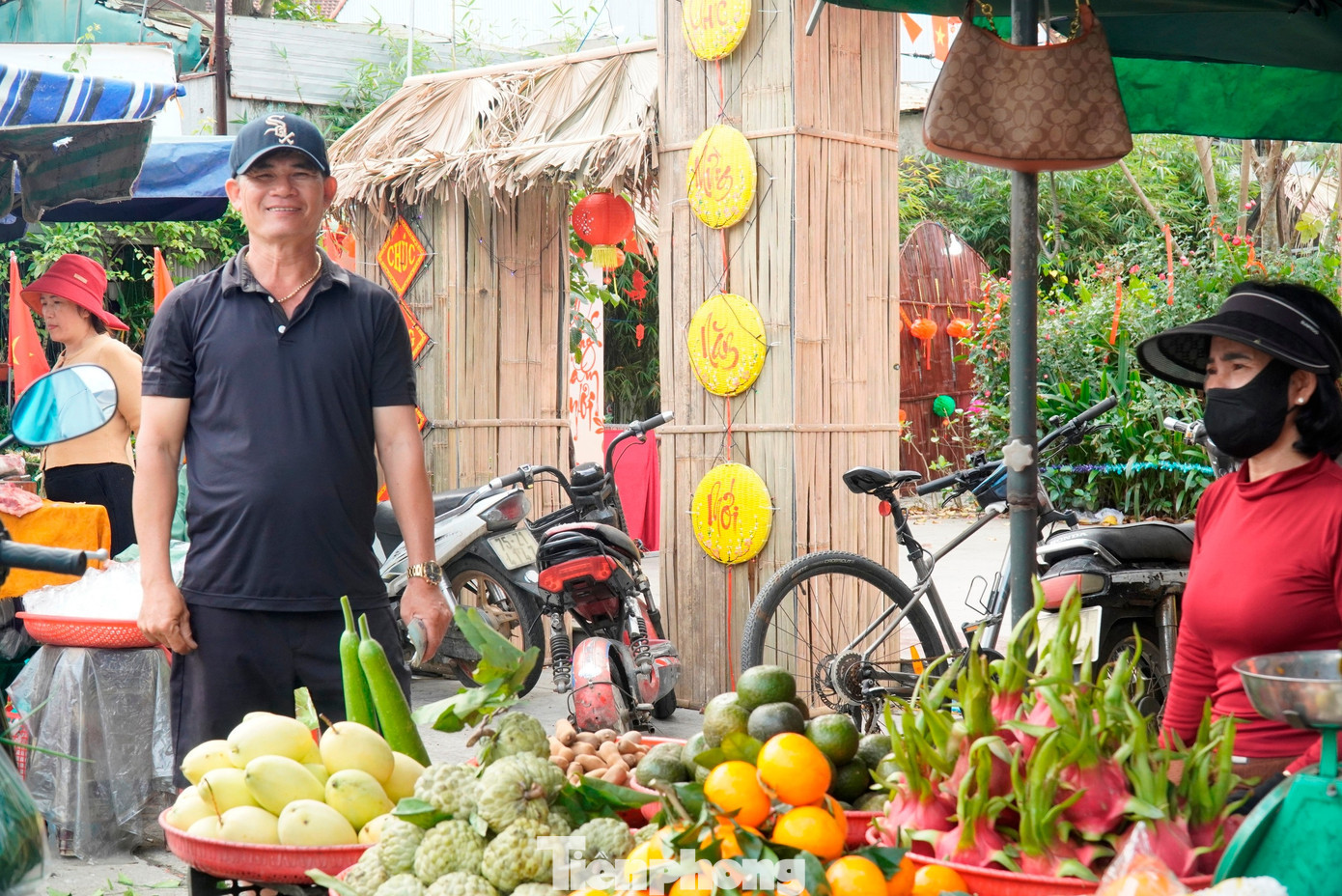 Chợ Tết Gia Lạc không chỉ phục vụ nhu cầu vật chất mà còn là hoạt động giao lưu văn hóa, nơi người dân gặp gỡ, trao nhau những lời chúc tốt lành và giữ gìn phong tục cổ truyền mang bản sắc Tết Huế. Ghi nhận của phóng viên, trong 3 ngày Tết Bính Ngọ, phiên chợ Gia Lạc luôn tấp nập người mua kẻ bán, rộn rã tiếng cười nói, chuyện trò đầu năm. tp-6-cho-tet-gia-lac-1.jpg