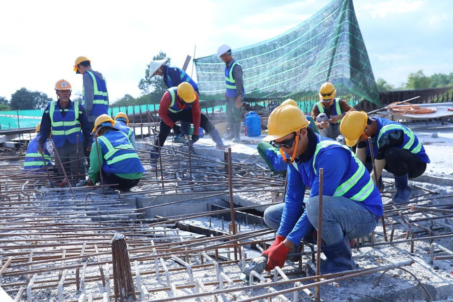 Cao tốc kết nối 2 tỉnh thành giàu nhất Việt Nam thi công xuyên Tết, tiến gần đến ngày thông xe- Ảnh 1.