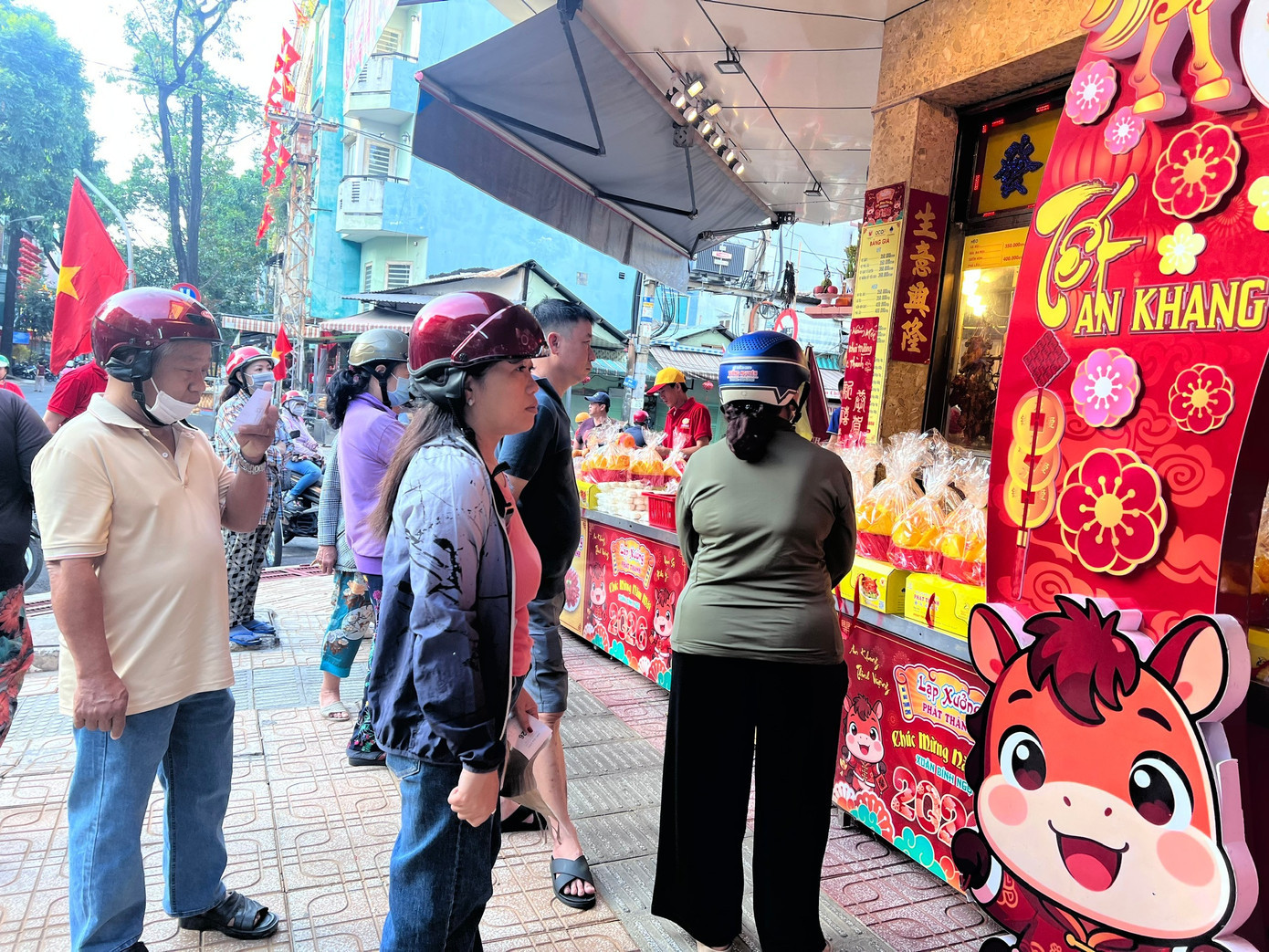 Sau khi thanh toán, khách được phát số và chờ đến lượt nhận vịt quay hoặc gà luộc. Giá vịt quay trong ngày khoảng 350.000 đồng/con. z7545574187914-c8cd7e92d9ef92b1fc0287f88a9bd0d0.jpg