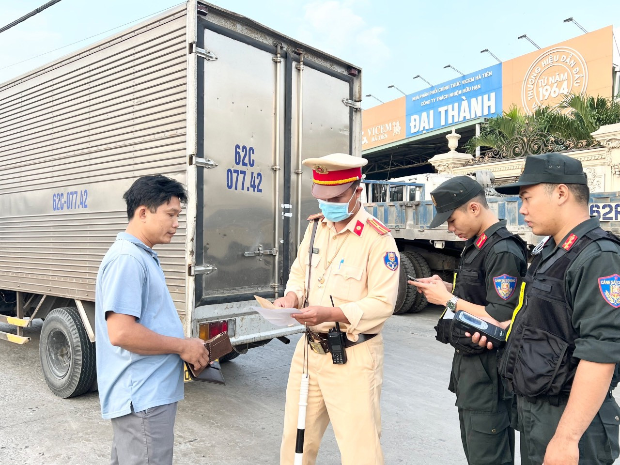 6 ngày nghỉ Tết: Cảnh sát giao thông xử lý hơn 48.000 trường hợp vi phạm- Ảnh 1. 6 ngày nghỉ Tết: Cảnh sát giao thông xử lý hơn 48.000 trường hợp vi phạm- Ảnh 1.