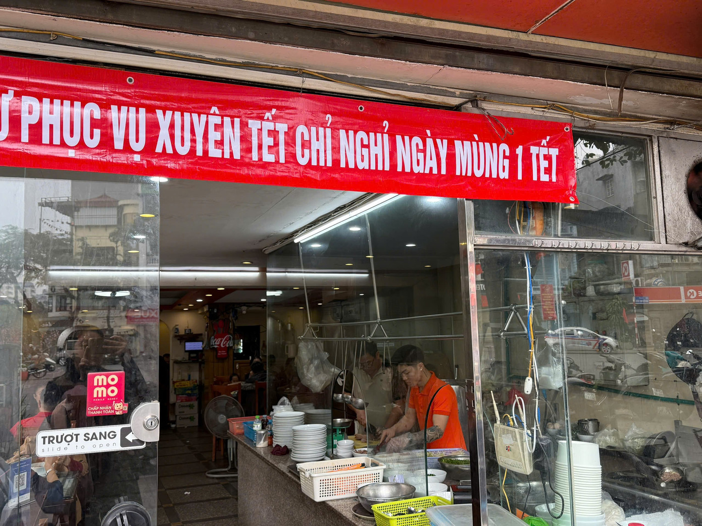 Hôm nay (20/2, tức mùng 4 Tết), nhiều cửa hàng ăn uống, cà phê, địa điểm vui chơi tại Hà Nội đã khai xuân đón khách. Cùng với đó, một số nơi phục vụ xuyên Tết, người dân có nhiều lựa chọn hơn trong ngày đầu năm. z7548464141891-a5b13d06800191f530ccdf3d6a4838cd.jpg