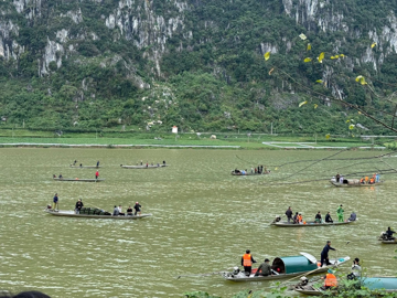 Hơn 100 người tìm kiếm nạn nhân vụ chìm đò mùng 3 Tết