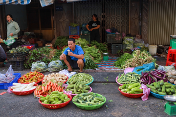 Mùng 3 Tết, những mặt hàng này 'cháy hàng', thịt giò đìu hiu không ai ngó