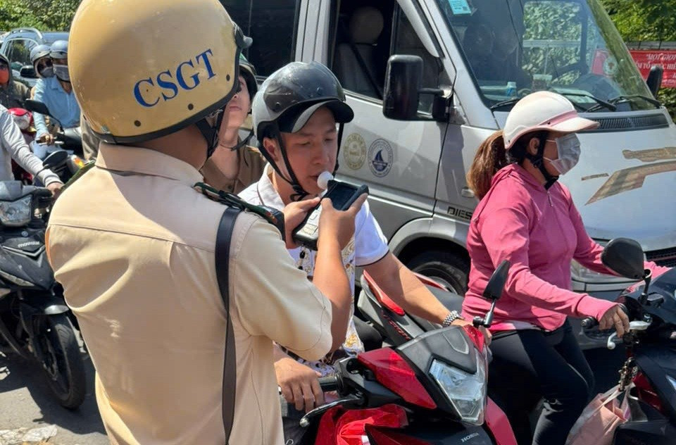 CSGT đo nồng độ cồn người đi đường trong ngày Tết. z7548733948628-3b9c9cd7dae91a7d8b118d490111f1bc.jpg