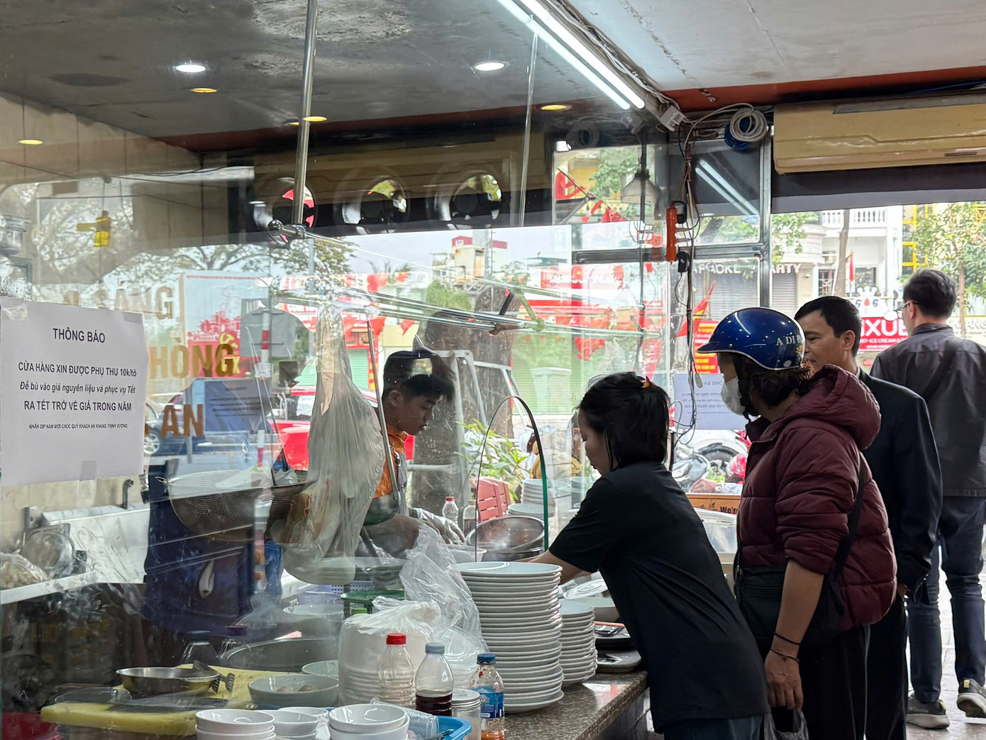 Các quán phở, bún ốc, bún riêu đặc biệt đông khách . Trong sáng mùng 4, khách xếp hàng chờ bàn, mua bán về tại một quán phở ở Hồ Đắc Di (Hà Nội). Quán thông báo phụ thu 10.000 đồng/ bát trong dịp Tết vẫn rất đắt khách. z7548461656453-53489df1a64bd5b4f31ddb265b56e69c.jpg