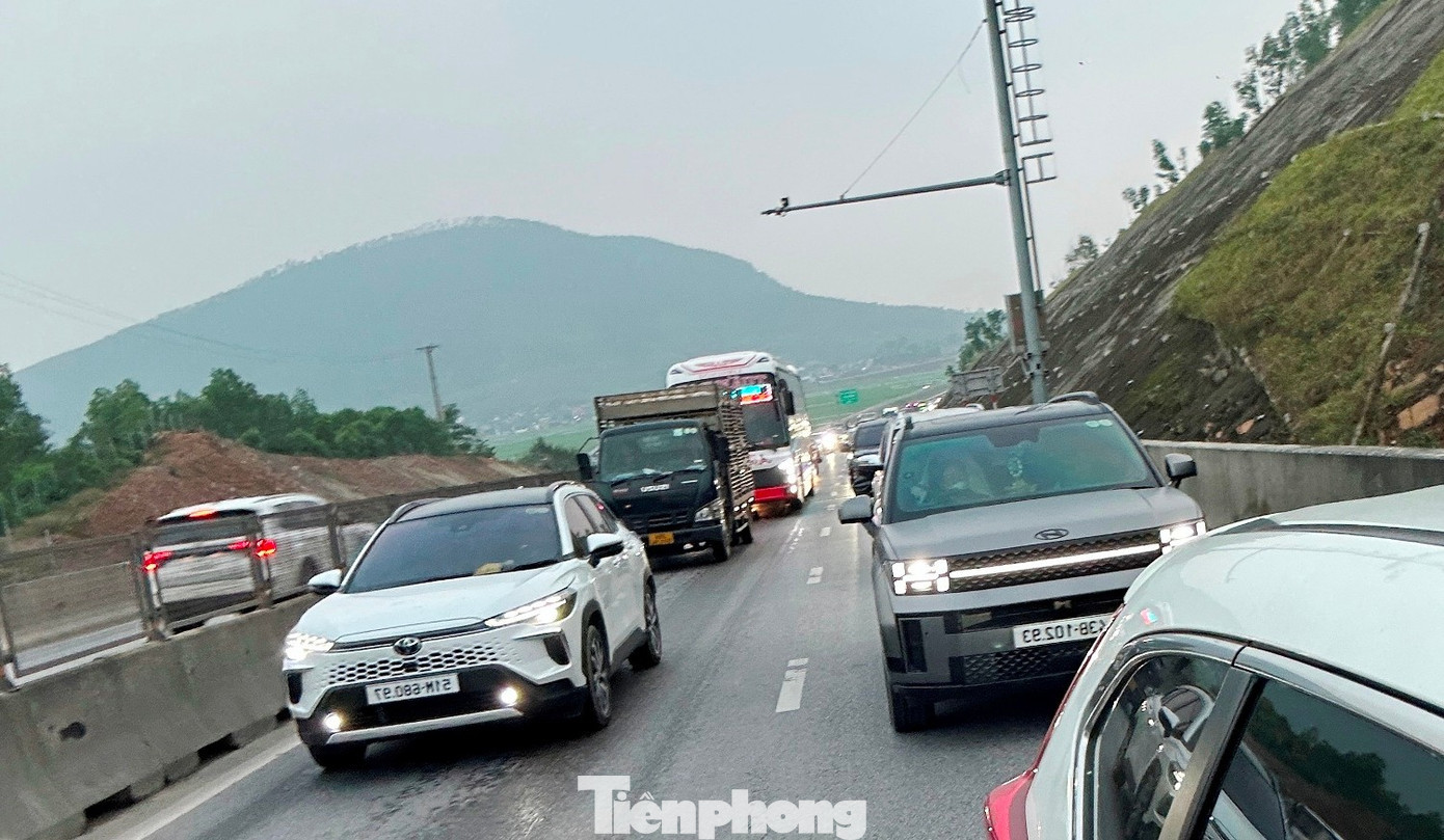 Rất nhiều ô tô con, xe khách lưu thông theo hướng Bắc - Nam trong ngày mùng 4 Tết bị ùn tắc, xếp hàng dài chờ được lưu thông qua hầm. tp-7.jpg