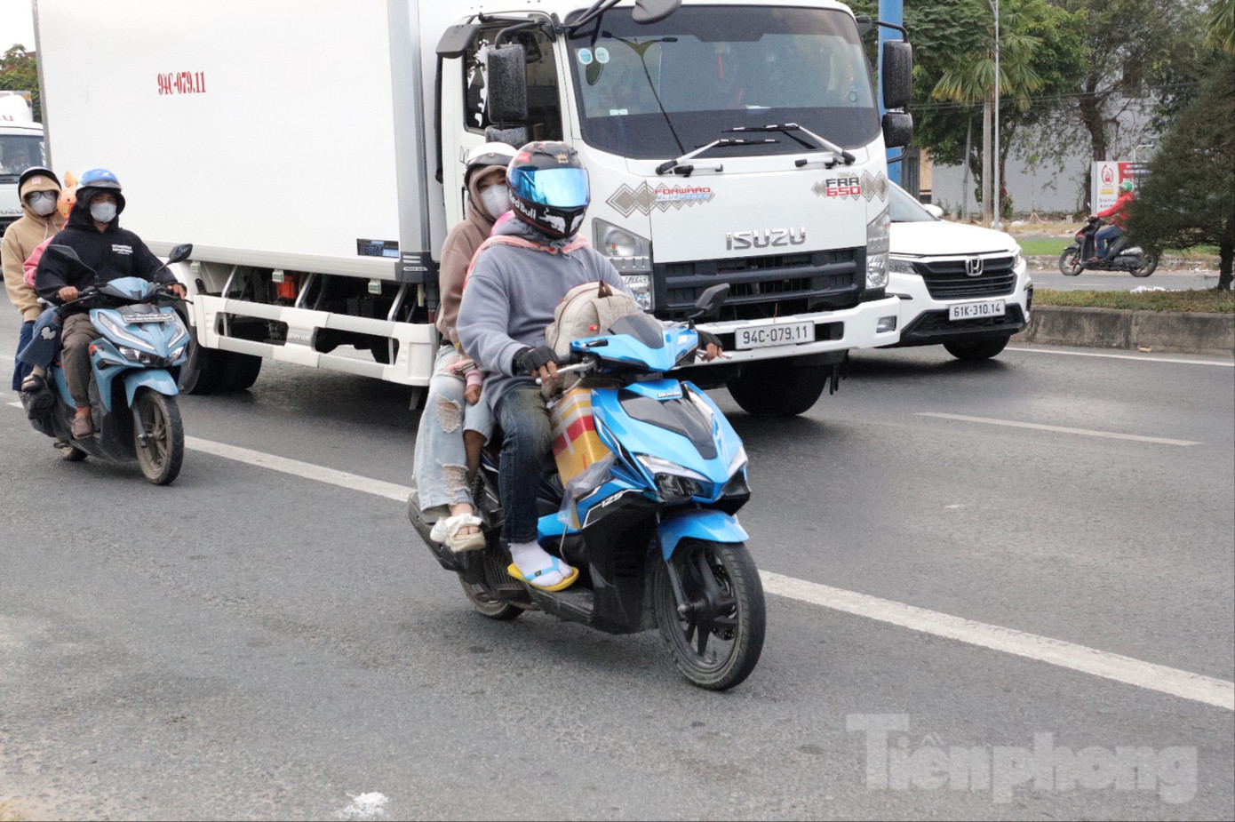 Anh Lê Minh Phương (ngụ phường Mỹ Xuyên, TP. Cần Thơ) cho biết tranh thủ thời tiết chiều mát, vợ chồng anh xuất phát sớm bằng xe máy để về TPHCM, tránh tình trạng kẹt xe vào giờ cao điểm. “Dù phương tiện đông nhưng vẫn di chuyển được, chưa bị ùn ứ,” anh Phương nói. Theo anh Phương, dù đến thứ Hai mới đi làm trở lại, vợ chồng anh vẫn lên sớm để có thêm thời gian nghỉ ngơi, chuẩn bị cho những ngày làm việc đầu năm. img-4165-5101.jpg