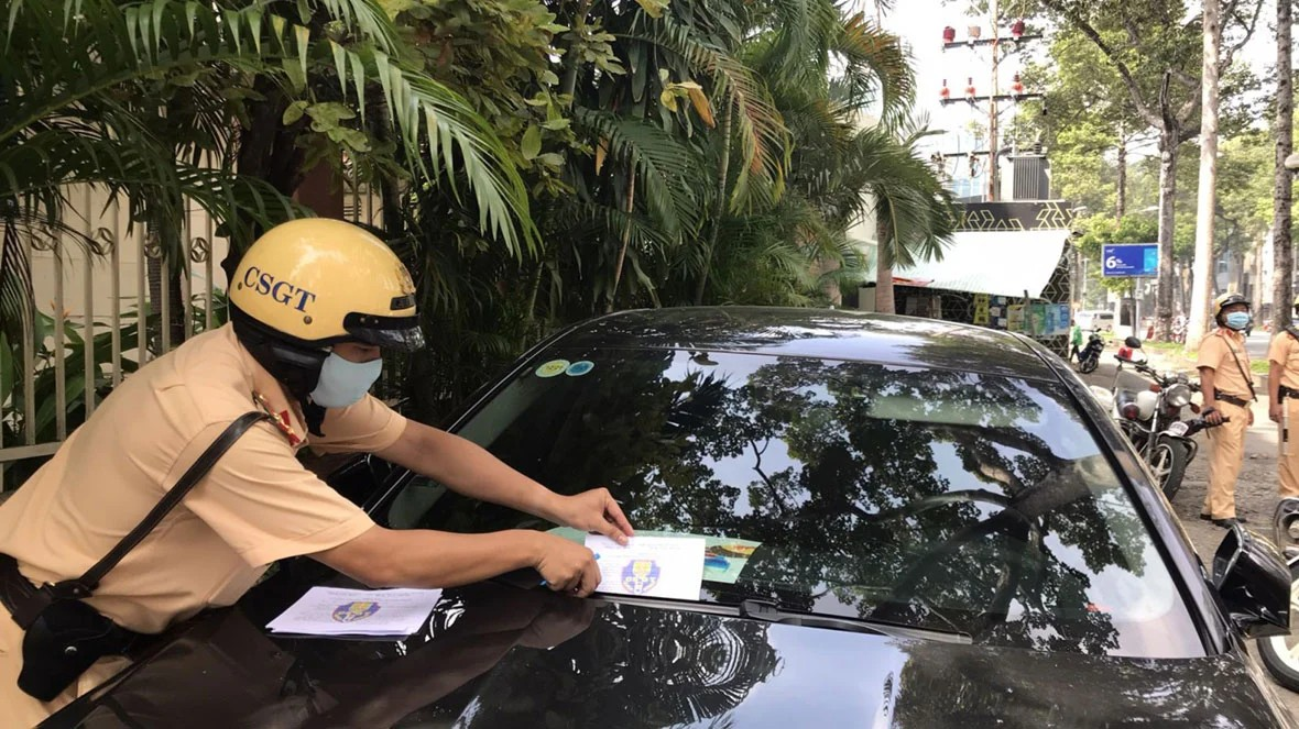 cảnh sát phạt ô tô