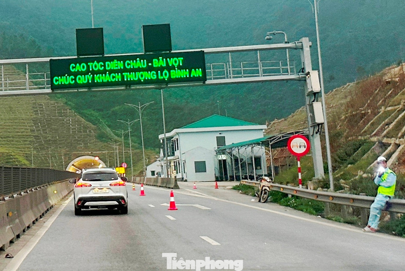 Nguyên nhân do đoạn qua hầm Thần Vũ chỉ có 2 làn xe (mỗi chiều đường 1 làn), dẫn đến phương tiện khi lưu thông đến đây bị thắt nút cổ chai, gây ùn tắc. tp-5.jpg