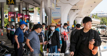 Sau Tết, người dân và du khách tấp nập trở lại Đà Nẵng