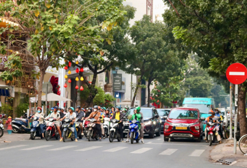 Tín hiệu đèn đỏ, đèn xanh, đèn vàng theo quy định mới nhất, người tham gia giao thông cần biết để chấp hành, tránh bị phạt tới 18 triệu và trừ 4 điểm GPLX