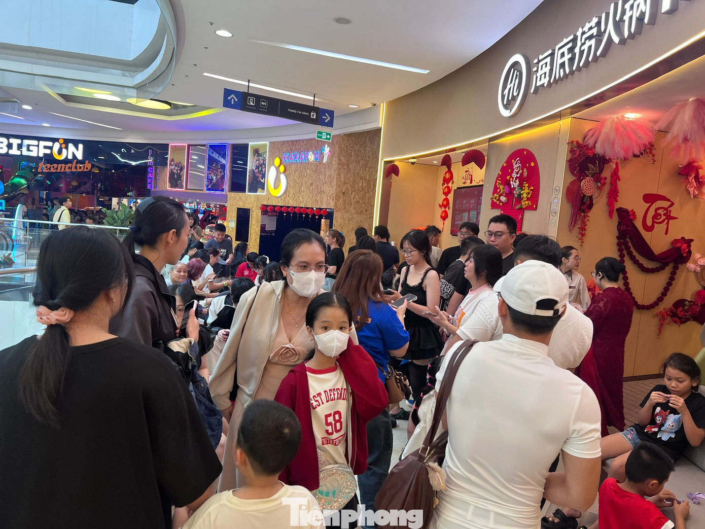 Ngày 21/2 (Mùng 5 Tết), tại nhiều trung tâm thương mại lớn ở TPHCM như Vạn Hạnh Mall, Vincom, Aeon, Lotte... người dân đổ vào vui chơi, ăn uống rất đông. tp-hang-dong-uyen-phuong-41.jpg