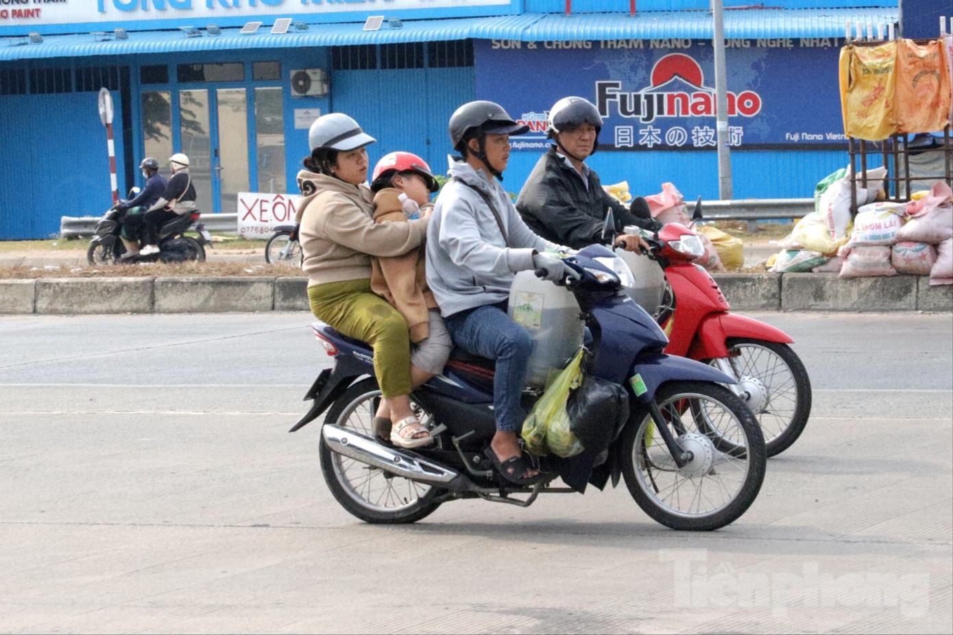 Trên những chiếc xe máy, nhiều em nhỏ thiếp đi trong vòng tay cha mẹ sau hành trình dài. img-4275-7756-9954.jpg