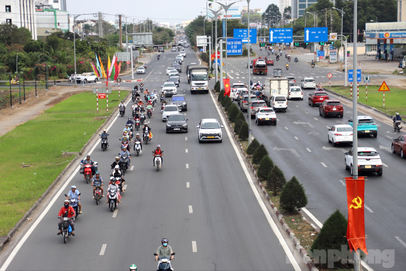 Tại khu vực nút giao IC3 (TP. Cần Thơ), hướng về cầu Cần Thơ, lượng phương tiện mỗi lúc một đông. Dòng người hối hả trở lại thành phố, mang theo những kỳ vọng và dự định cho năm mới. img-4222-6033.jpg