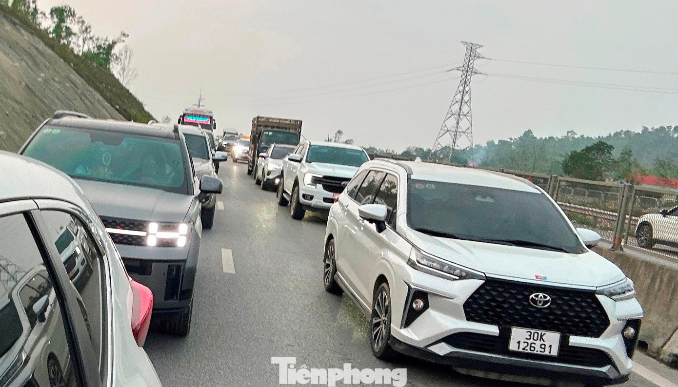 Trong ngày mùng 4 Tết, ùn tắc kéo dài xảy ra trên cao tốc Bắc Nam đoạn qua hầm Thần Vũ thuộc dự án thành phần Diễn Châu - Bãi Vọt. tp-1b.jpg