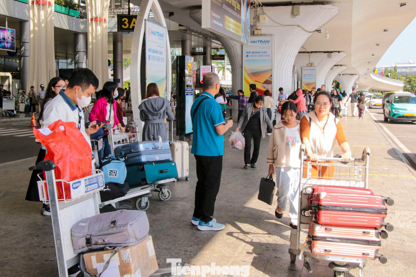 Theo đại diện một số đơn vị vận tải, lượng khách dự kiến tiếp tục duy trì ở mức cao trong vài ngày tới trước khi dần ổn định. Dòng người hối hả trở lại sau kỳ nghỉ dài cho thấy nhịp sản xuất, kinh doanh của thành phố biển đã sớm sôi động ngay từ những ngày đầu năm mới. tp-bxdntet-15.jpg