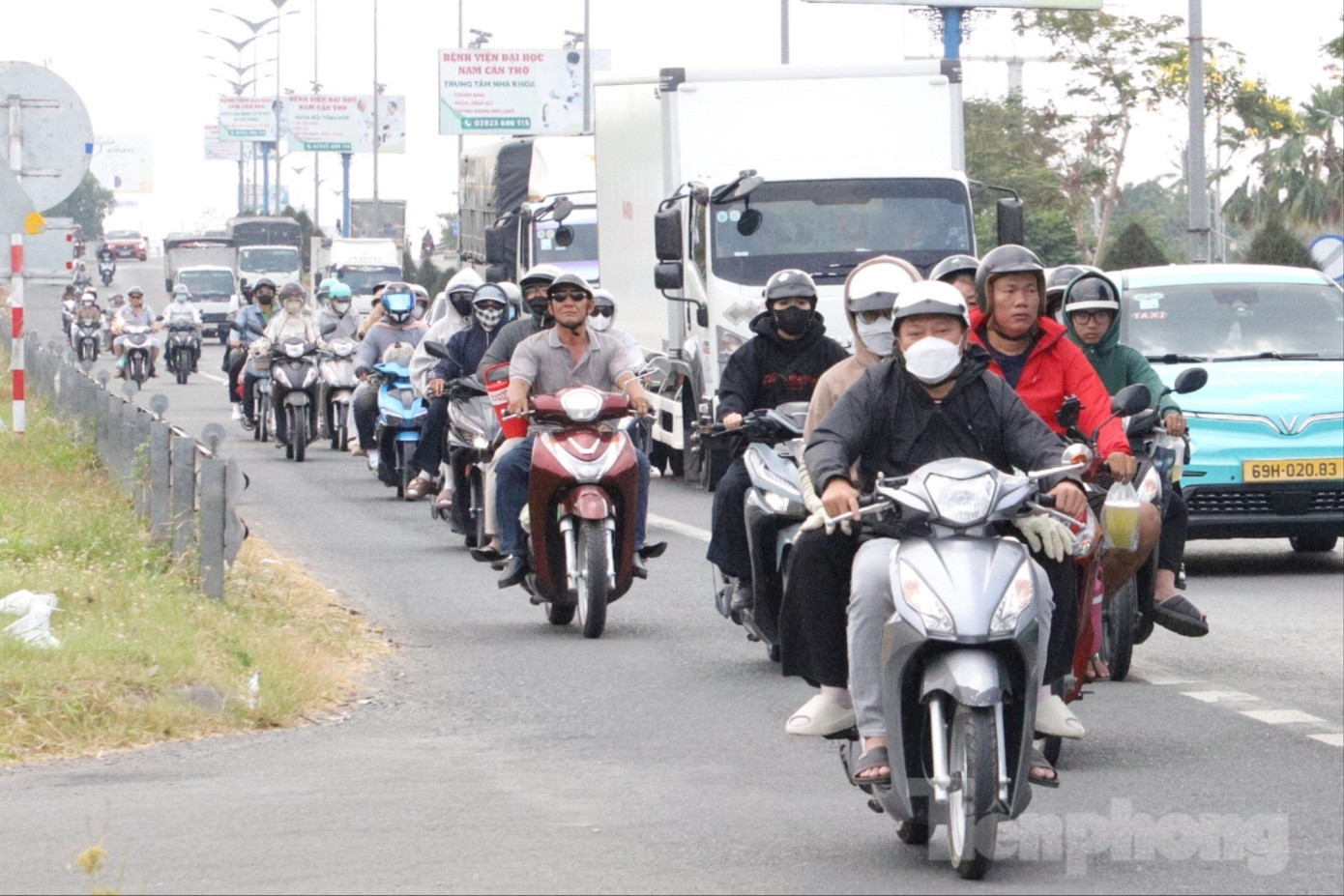 Chiều 21/2, ghi nhận trên Quốc lộ 1, đoạn qua TP. Cần Thơ và tỉnh Vĩnh Long, lượng phương tiện bắt đầu tăng nhanh, chủ yếu là xe máy và ô tô cá nhân di chuyển về hướng TPHCM. img-4159-7168-89.jpg