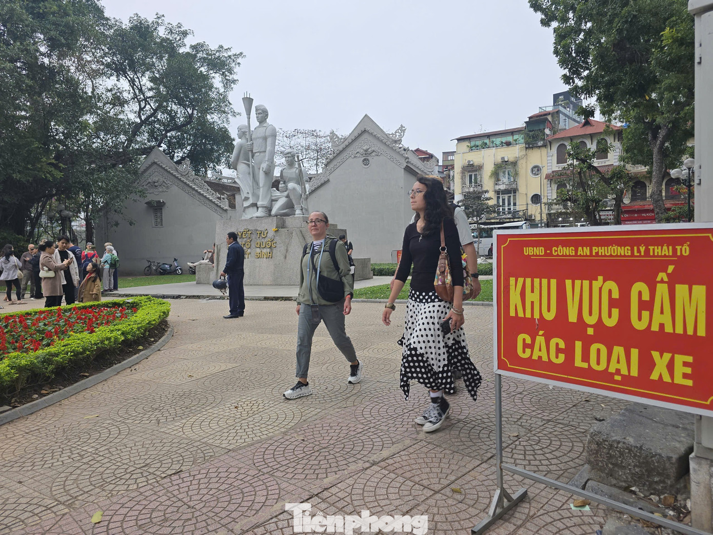 Khu vực Đền Bà Kiệu thông thoáng, trở thành nơi đi dạo của người dân và du khách. Ảnh ghi nhận ngày Mùng 1 Tết Bính Ngọ 2026. tp-7550000927044-ee1476e465ab1cc4c0780e7551af6991.jpg