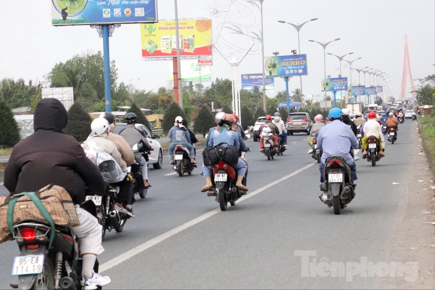 Lượng phương tiện tăng dần, song chưa ghi nhận tình trạng ùn tắc. img-4230-6295-5953.jpg