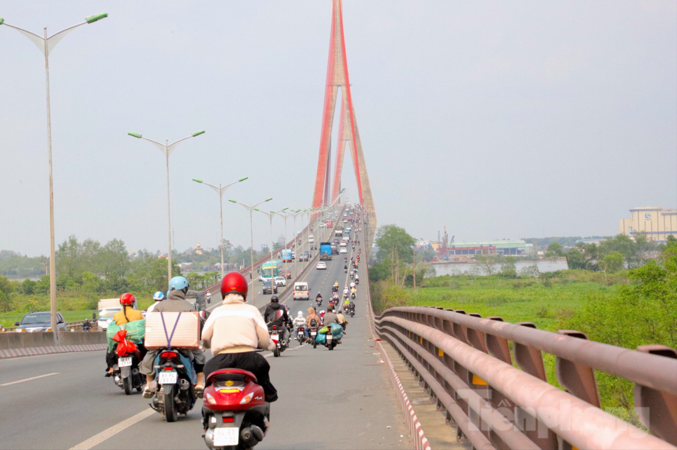 Dự kiến đến tối nay, lưu lượng phương tiện trên Quốc lộ 1 sẽ tiếp tục tăng cao, nhất là vào giờ cao điểm buổi chiều. Người dân được khuyến cáo lựa chọn lộ trình phù hợp, cập nhật thông tin giao thông để di chuyển thuận lợi. Ảnh: Nhật Huy. img-4279-1678.jpg