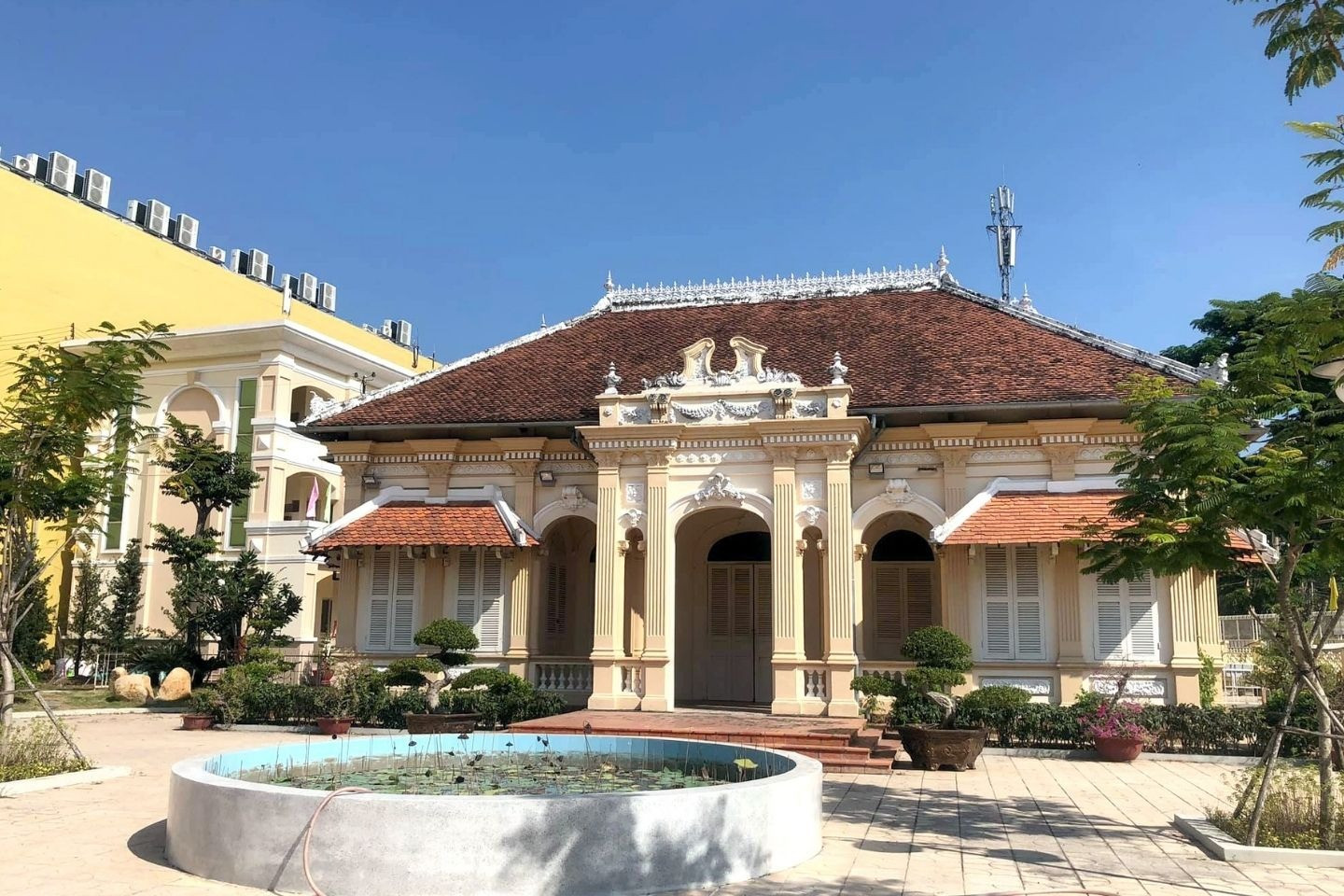Dinh thự 8 mái đặc biệt của công tử ăn chơi khét tiếng miền Tây: Kiến trúc mang đậm dấu ấn châu Âu- Ảnh 2.