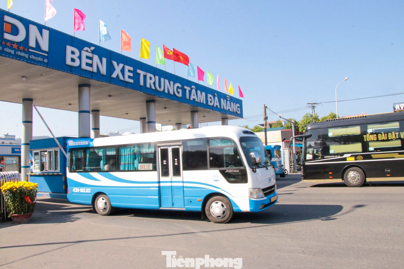 Các đơn vị quản lý, khai thác bến xe được yêu cầu kiểm tra chặt chẽ điều kiện an toàn của phương tiện và lái xe trước khi xuất bến; kiên quyết không cho xuất bến với trường hợp không đủ điều kiện, đồng thời phối hợp cơ quan chức năng tăng cường giám sát tại bến, đảm bảo an toàn cho người dân trong những ngày cao điểm sau Tết. tp-bxdntet-6.jpg