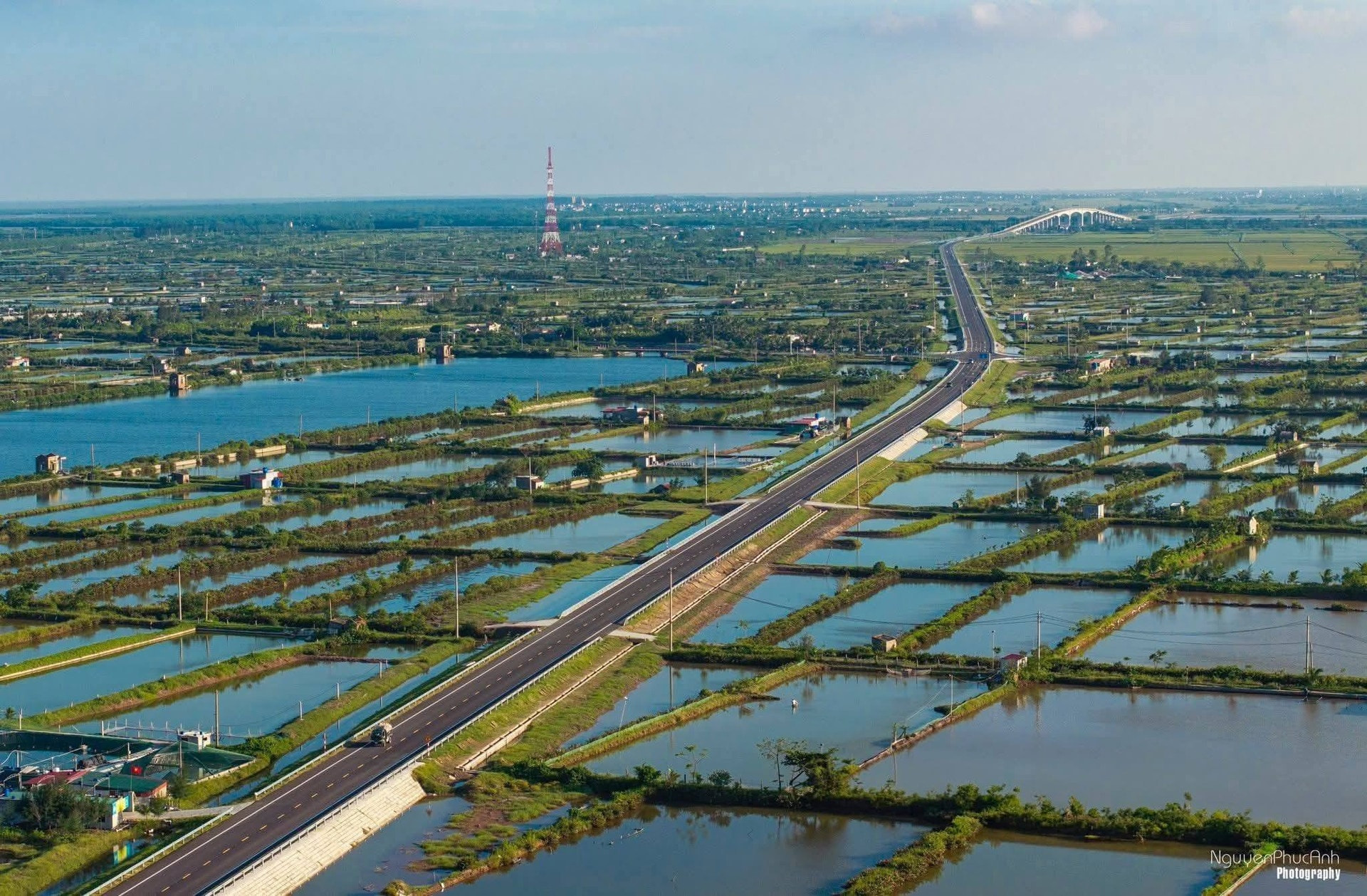Kỳ tích tuyến đường ven biển rút ngắn hành trình 220km giữa 2 tỉnh từ 2,5 giờ chỉ còn 90 phút- Ảnh 2. Kỳ tích tuyến đường ven biển rút ngắn hành trình 220km giữa 2 tỉnh từ 2,5 giờ chỉ còn 90 phút- Ảnh 2.