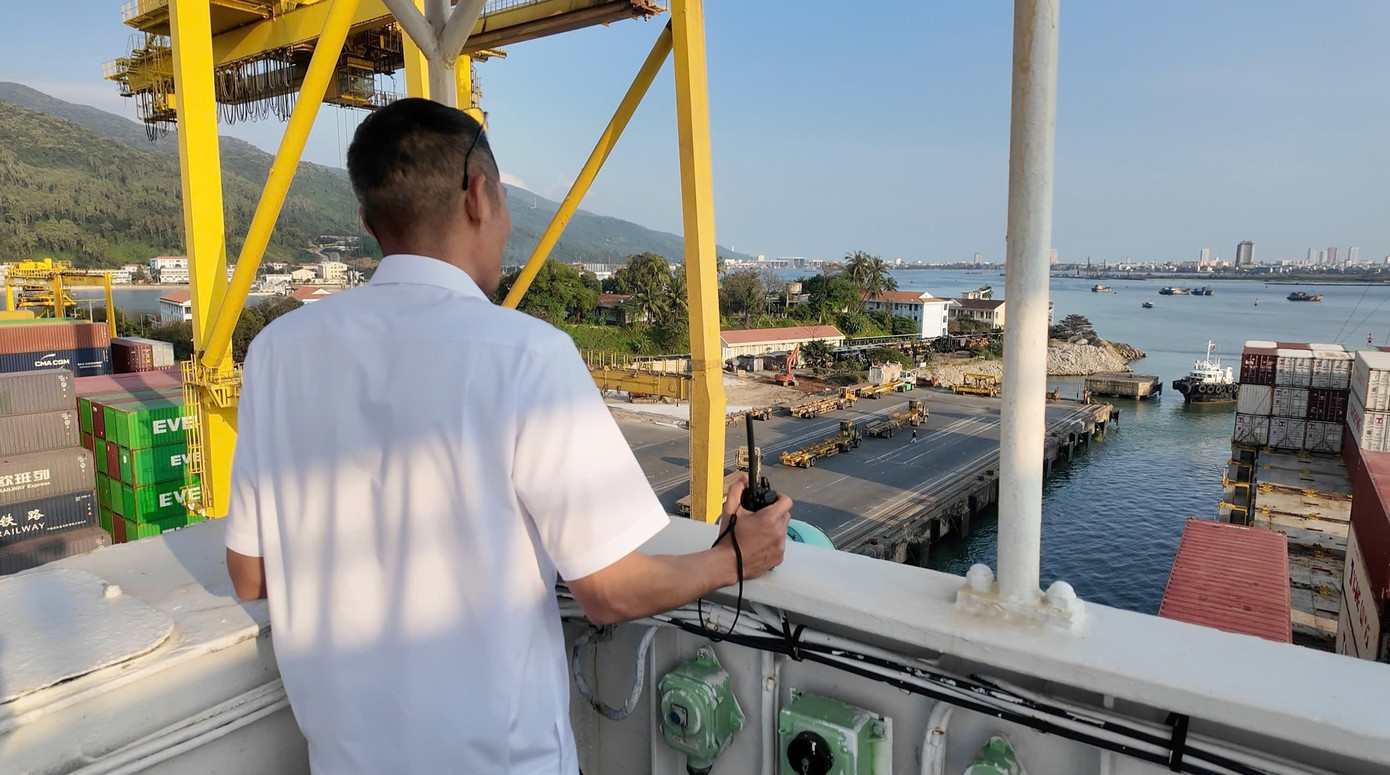 Hoa tiêu đứng vị trí quan sát thuận lợi, liên tục tính toán khoảng cách, độ trôi và gió ngang. Chỉ khi tàu áp mạn êm ái, dây neo được cố định chắc chắn, nhiệm vụ mới hoàn tất. 06cbd1d472e5fcbba5f4.jpg