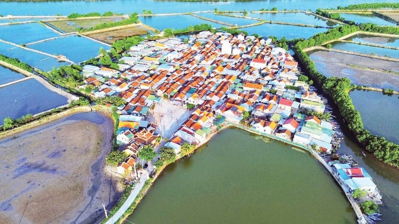 Việt Nam có ngôi làng cổ 370 năm tuổi ẩn mình giữa 2 vịnh biển lớn nhất địa phương- Ảnh 1. Việt Nam có ngôi làng cổ 370 năm tuổi ẩn mình giữa 2 vịnh biển lớn nhất địa phương- Ảnh 1.