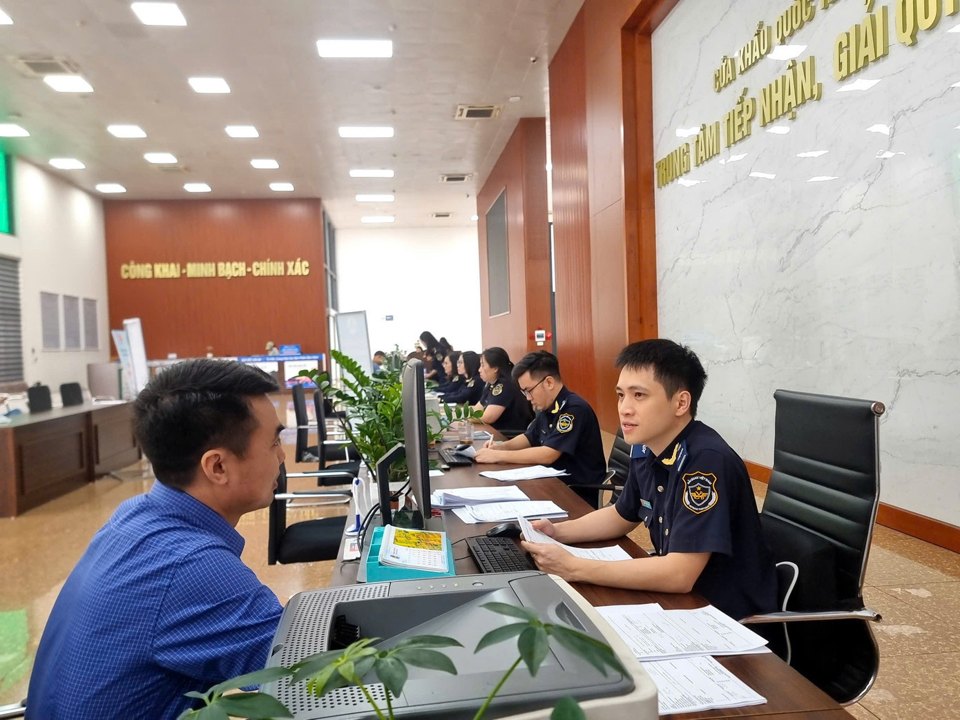 Cơ quan hải quan bố trí cán bộ trực xuyên Tết để đảm bảo hàng hoá thông quan linh hoạt. z7552624098183-a895b96b67444d6762fcc2716b7ee566.jpg