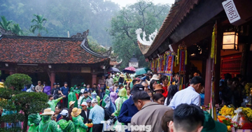Dòng người đội mưa từ 5h sáng đi khai hội chùa Hương