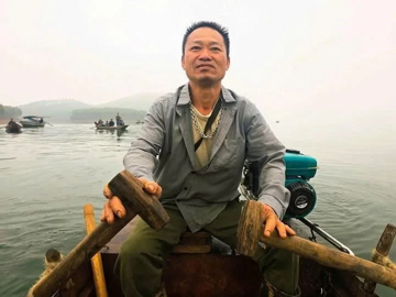 'Người hùng' kể giây phút lao thuyền trong đêm cứu 6 người vụ lật tàu trên hồ Thác Bà
