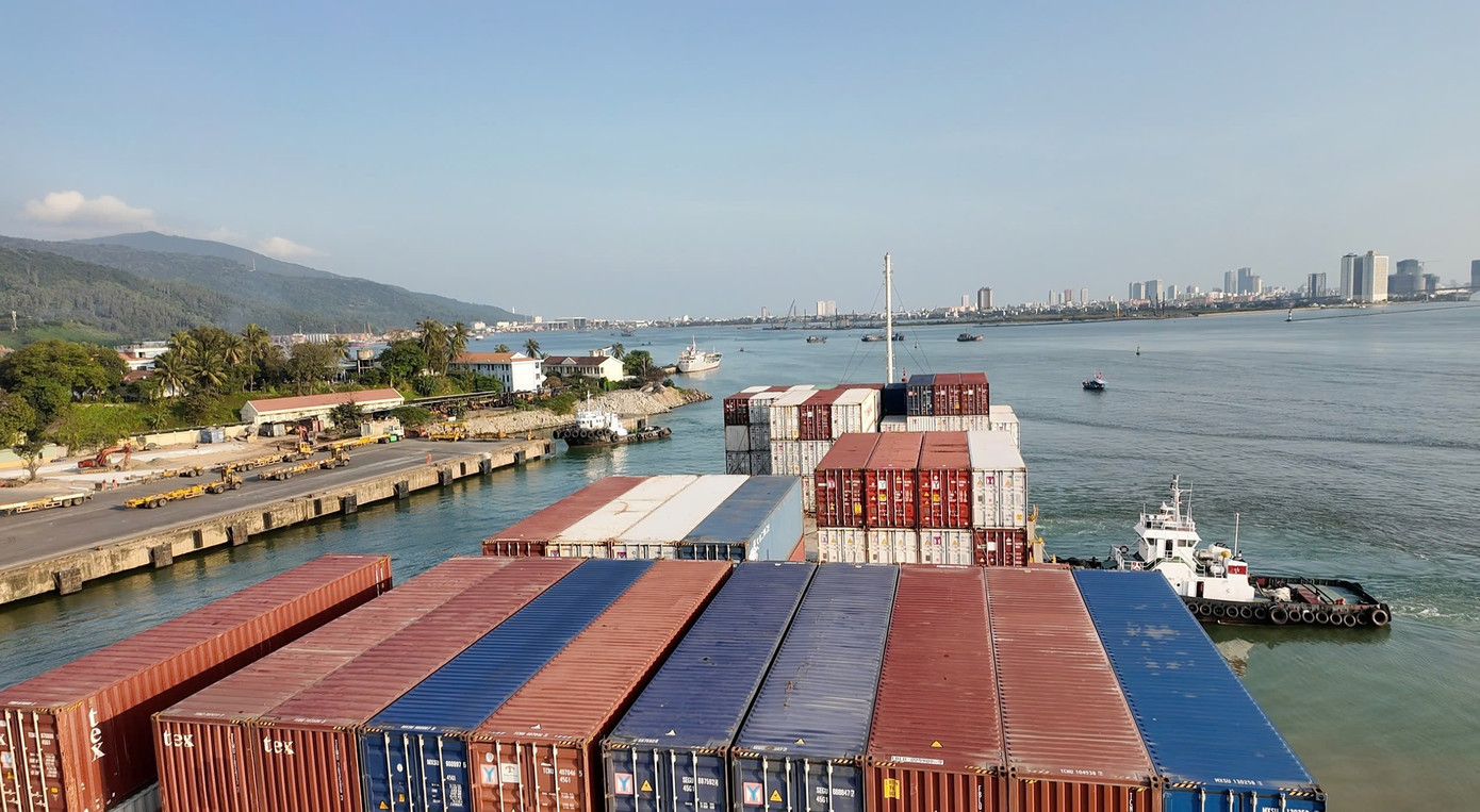 Tàu giảm tốc độ khi tiến gần cầu cảng Đà Nẵng. Tàu lai dắt đẩy tàu hàng từ từ cập mạn cầu cảng Đà Nẵng. 6a4a4743eb72652c3c63.jpg